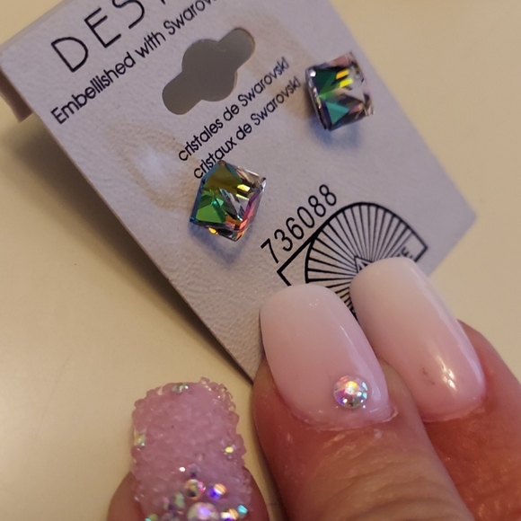 Nwt Irredecent Swarvoski Square Earrings - Picture 3 of 8